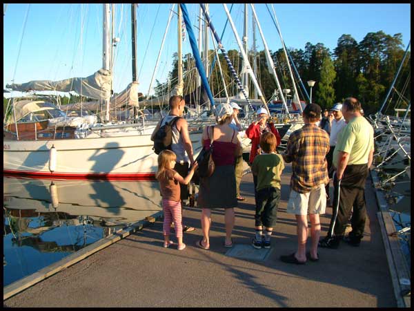 Saattajia VVK:n laiturissa