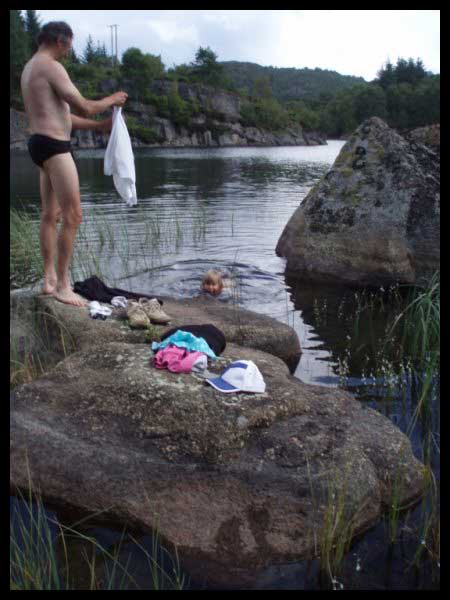 Er&auml;maalammella uimassa